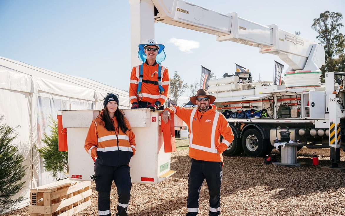 TasNetworks — apprentices on the tools